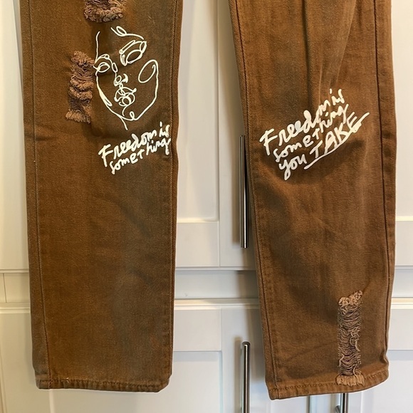 SHEIN FIGURE AND SLOGAN GRAPHIC RIPPED JEANS SIZE M - Picture 10 of 17